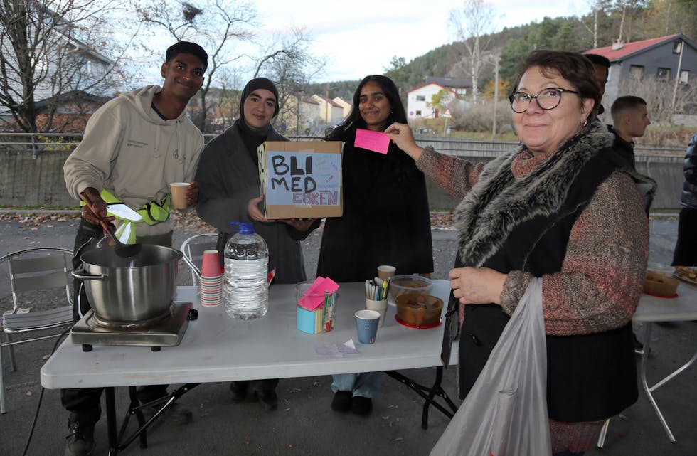 GODE FORSLAG: Maria Sommer tok utfordringen fra Sanjay (19) (f v), Yasmin (19) og Chuvathika (21) og skrev ned flere forslag om hva som kan foregå i paviljongen.