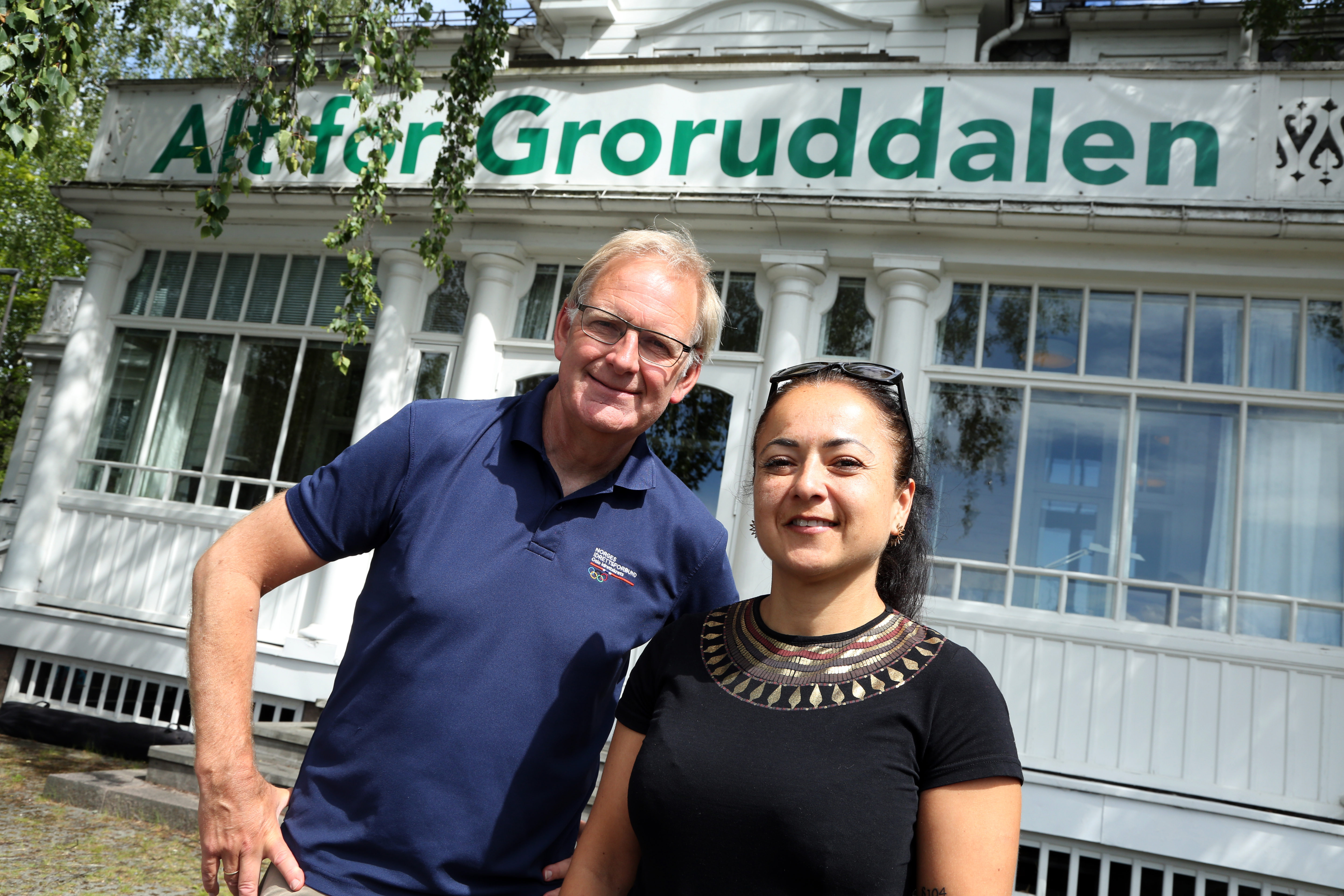 STORE SUMMER TIL GRORUDDALEN: Generalsekretær i Oslo Idrettskrets, Magne Brekke, og styreleder Marcela Montserrat Fonseca Bustos er opptatt av at økonomiske barrierer ikke skal hindre barn og ungdom i å delta i idretten i Groruddalen.