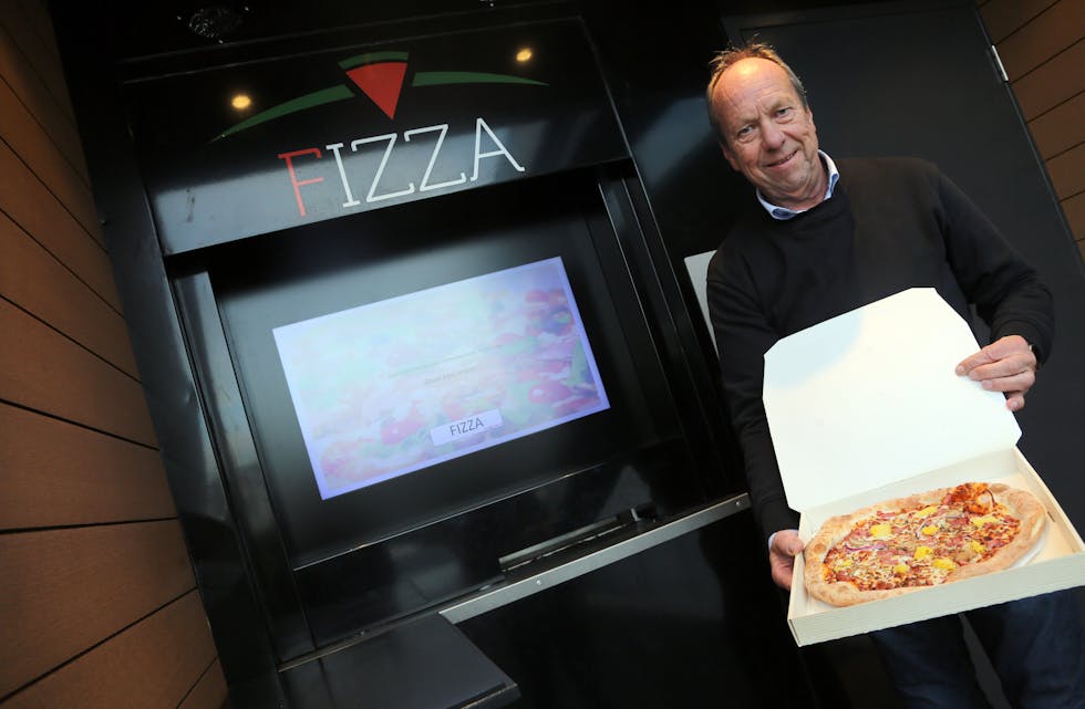 KJAPP PIZZA: Tre og et halvt minutt, og du står med en rykende fersk pizza som smaker aldeles utmerket i hånda. Styreformann i Høybråten og Stovner IL, Jon Schmidt, kan fortelle at salget allerede går strykende.