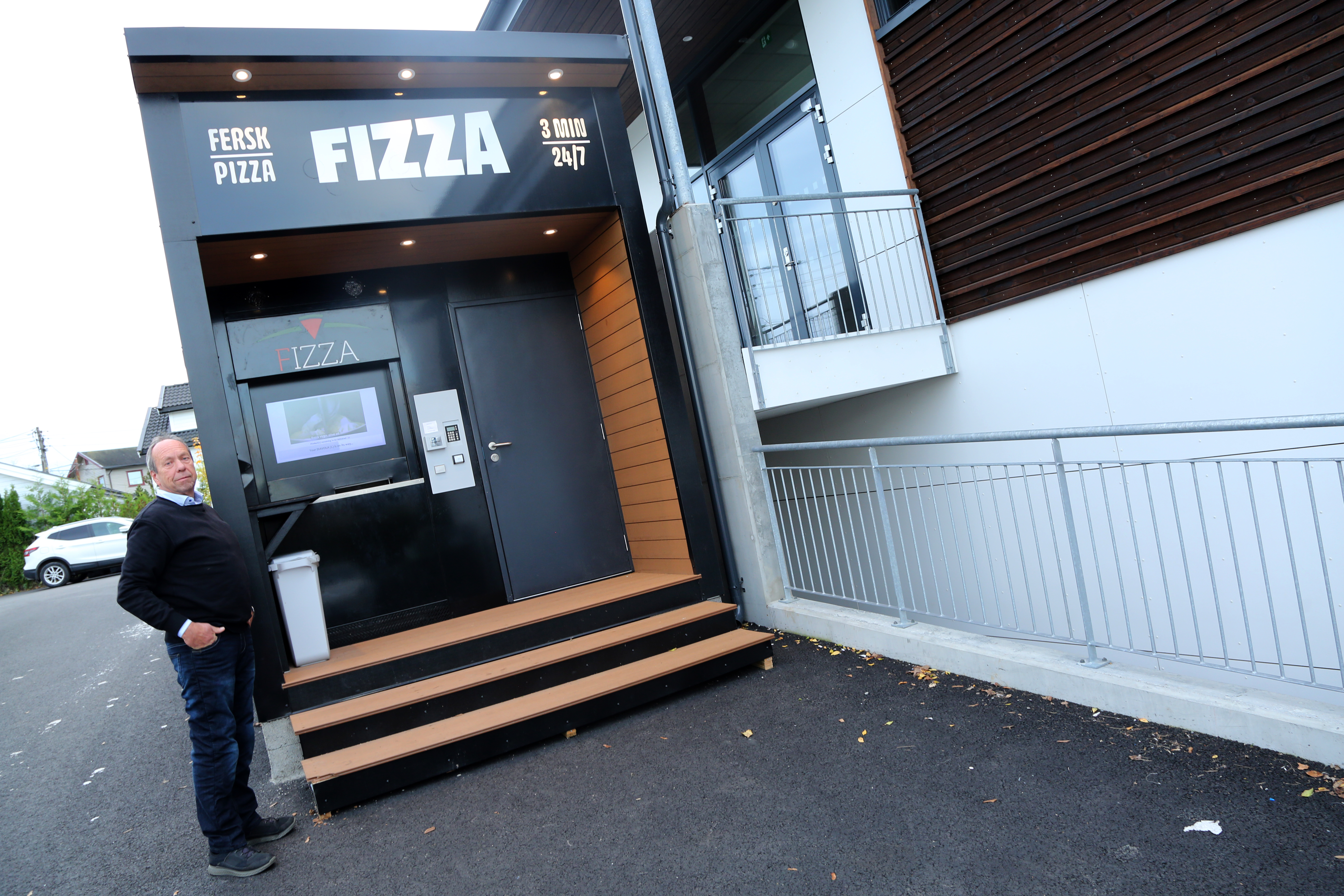 VIKTIG INNTEKT: Pizzakiosken står ved det nye klubbhuset til Høybråten og Stovner IL. Styreformann Jon Schmidt sier at det er viktig å tenke nye måter å få inn penger i klubbkassa på. Men som alt klubben driver med handler det om kvalitet – og denne pizzaen har kvalitet så det holder!