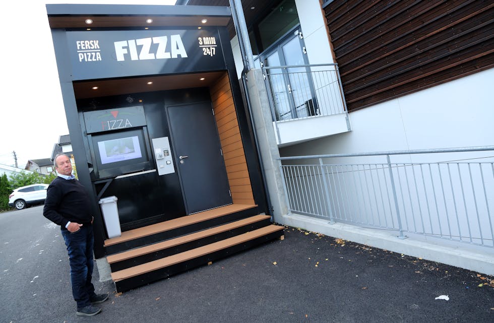 VIKTIG INNTEKT: Pizzakiosken står ved det nye klubbhuset til Høybråten og Stovner IL. Styreformann Jon Schmidt sier at det er viktig å tenke nye måter å få inn penger i klubbkassa på. Men som alt klubben driver med handler det om kvalitet – og denne pizzaen har kvalitet så det holder!