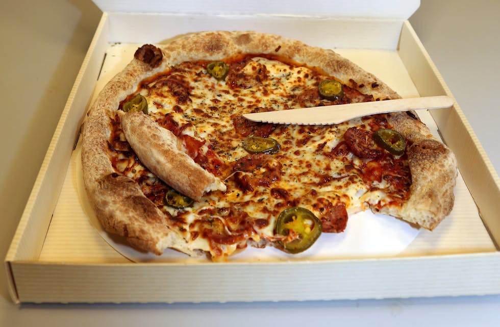 NAM NAM: Diavola med tomatsaus, mozzarella, pepperoni, jalapeno, chillimajones, basilikum, oregano og olivenolje.