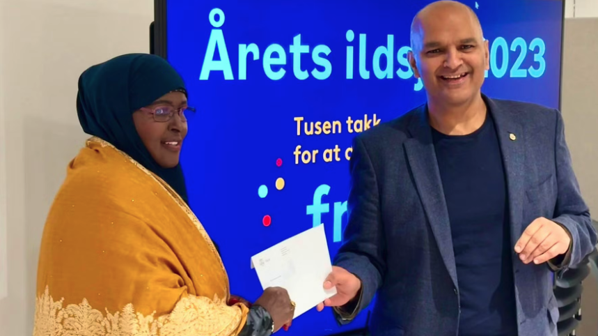 Utdeling, Årets Ildsjel 2023. Bydelsutvalgsleder Rashid Nawaz takket Zahra Hassan Jama for hennes gode innsats for nærmiljøet i Bydel Stovner. Hvem fortjener prisen i år? Foto: Oslo kommune.