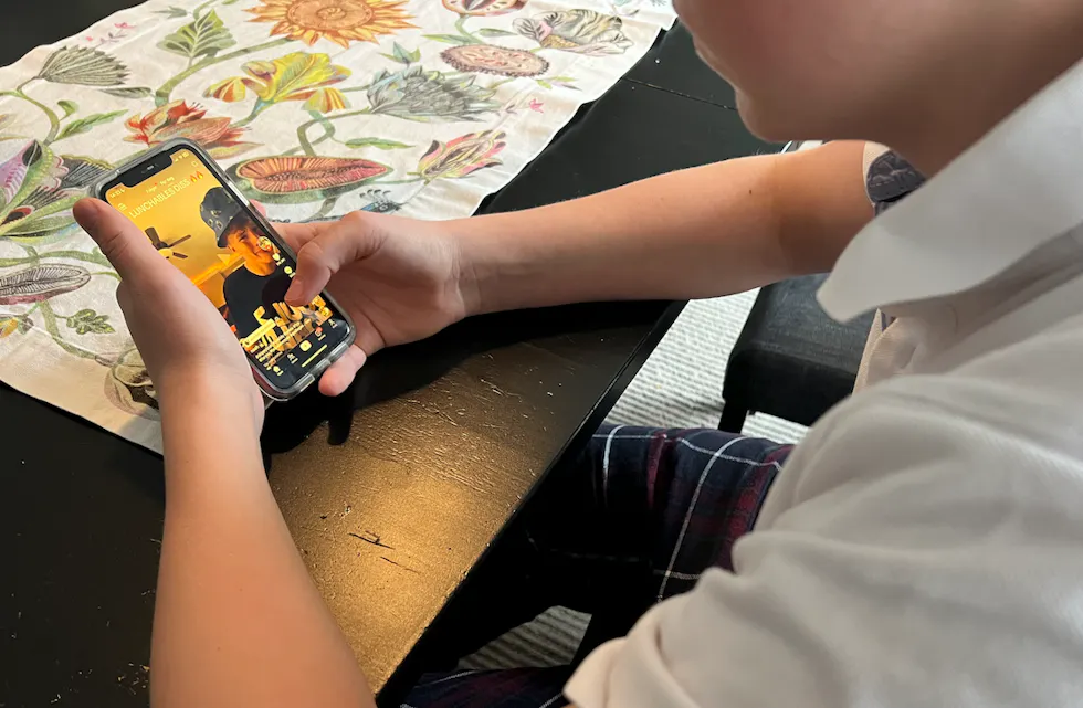 KAN VÆRE SKADELIG: Medietilsynet ser alvorlig på påvirkningen sosiale medier kan ha på barn og ungdom, og mener en heving av aldersgrensen er på sin plass.