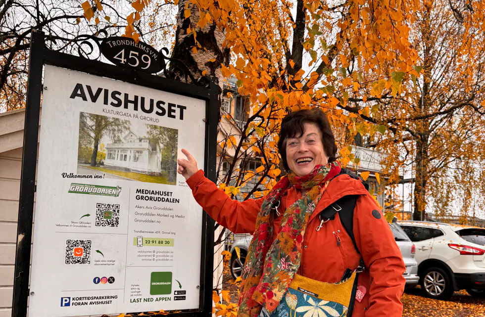 SPRER GLEDE: Solvår Fredriksen er aktiv på mange områder her på Grorud, det har vi stadig kunnet lese om i lokalavisen. – Får du med hele skiltet, spør hun når vi benytter anledningen til å fange henne i alle høstfargene foran avishuset. – Jeg er så glad i avisa, forteller hun, gjennom den får jeg vite om alt som skjer av stort og smått. Jeg leser hvert eneste ord! (Foto: Øystein Kielland)