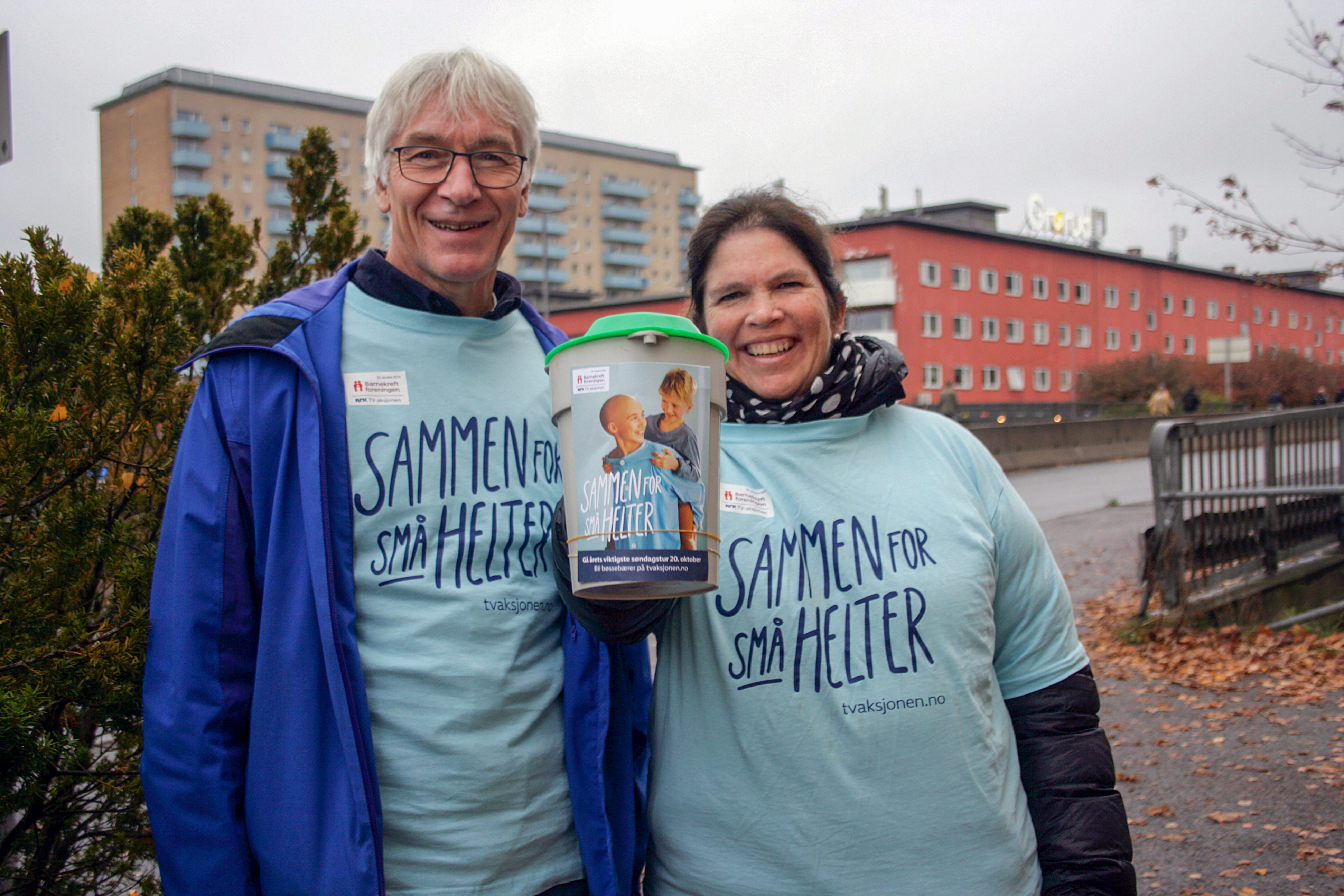 VÆR MED OG GI: På søndag kommer bøssebærerne på døra for å samle inn penger til Barnekreftforeningen. Da oppfordrer Bernt Breivik (t.v.) og Siri Bye alle som kan til å gi noen kroner.