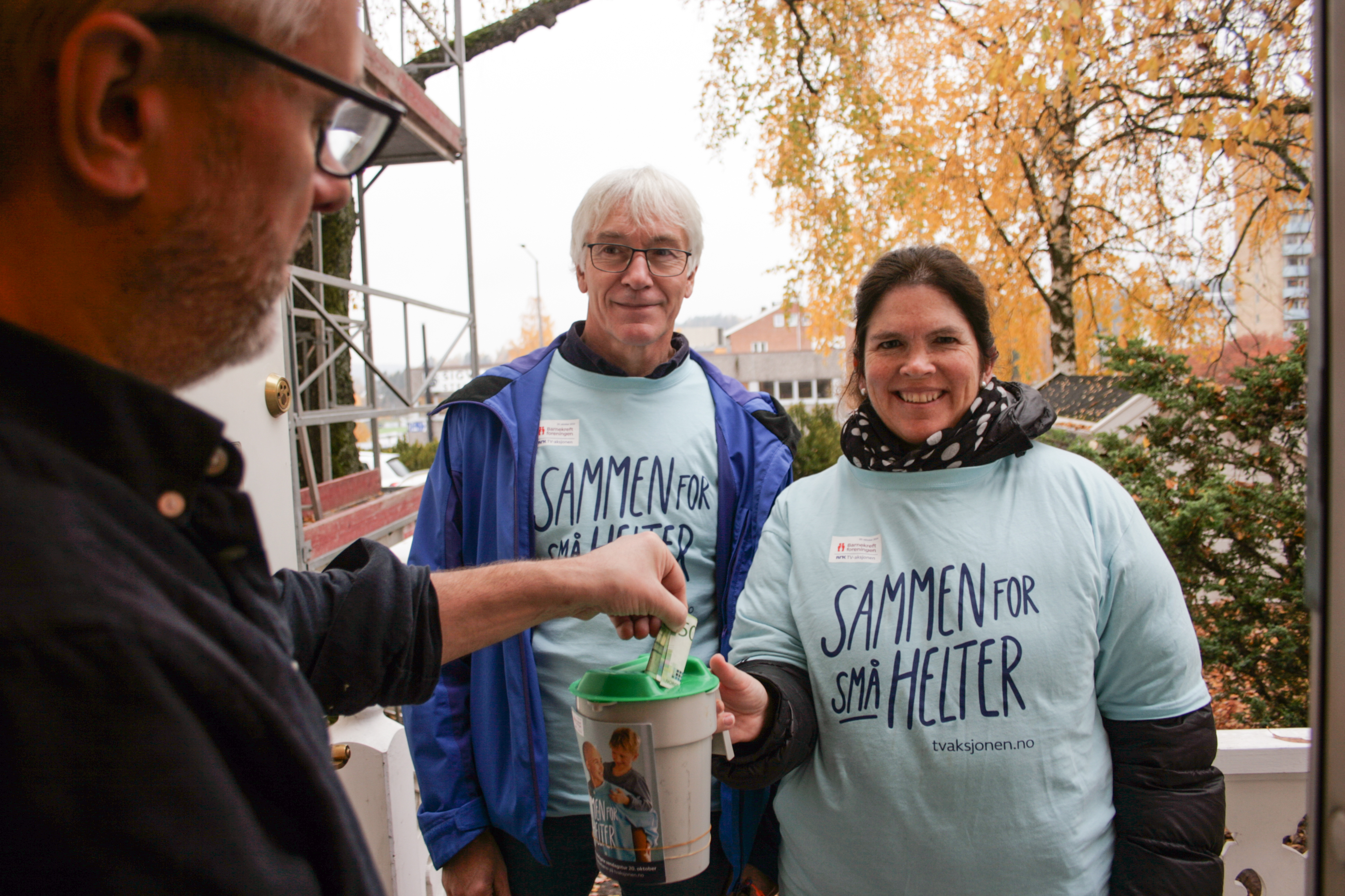 VÆR MED OG GI: På søndag kommer bøssebærerne på døra for å samle inn penger til Barnekreftforeningen. Da oppfordrer Bernt Breivik (t.v.) og Siri Bye alle som kan til å gi noen kroner.