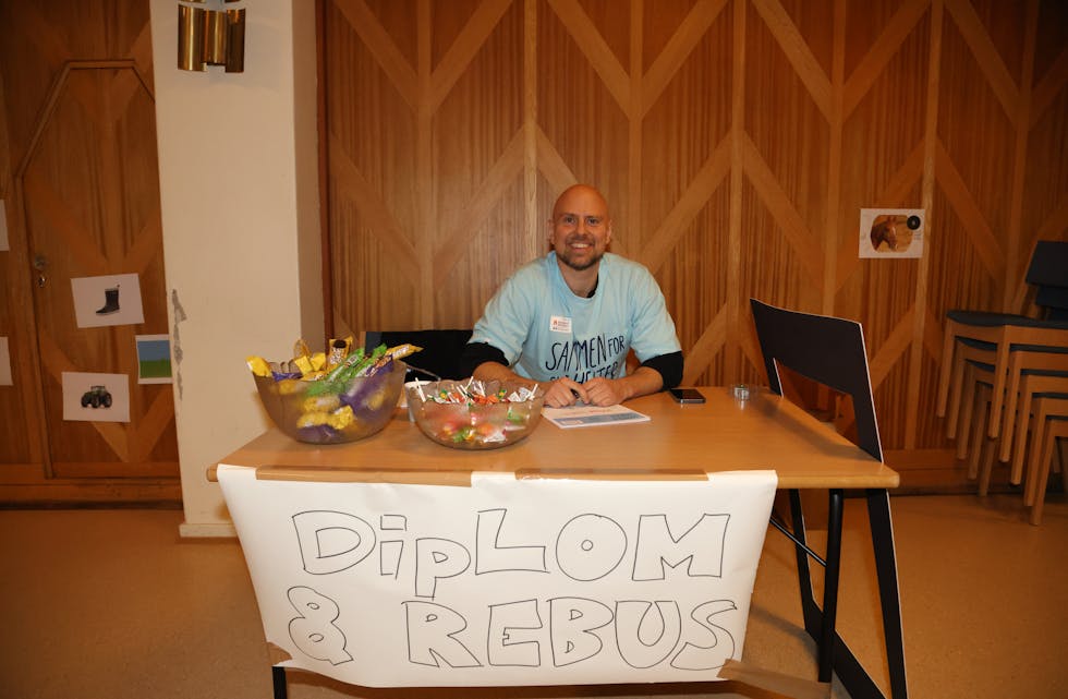 EKSTRA MORO: Leder i Tonsen kirke, David Sagen, stiller med både diplom, rebus og litt godteri til ivrige bøssebærere.