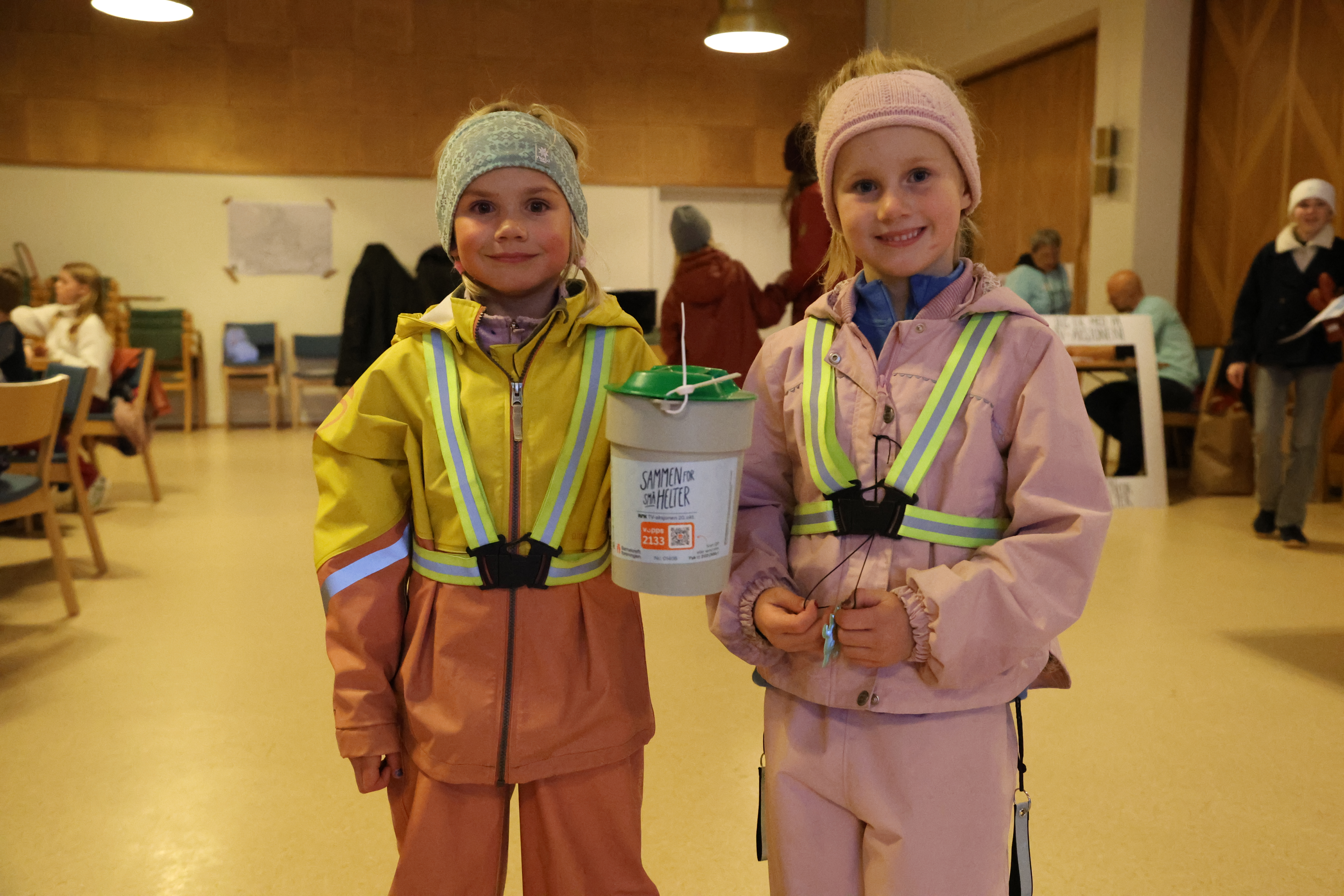 UNGE OG IVRIGE: Viola (t.v.) og Mari stilte opp for andre på søndag og sørget for at det kom penger på bøssa!