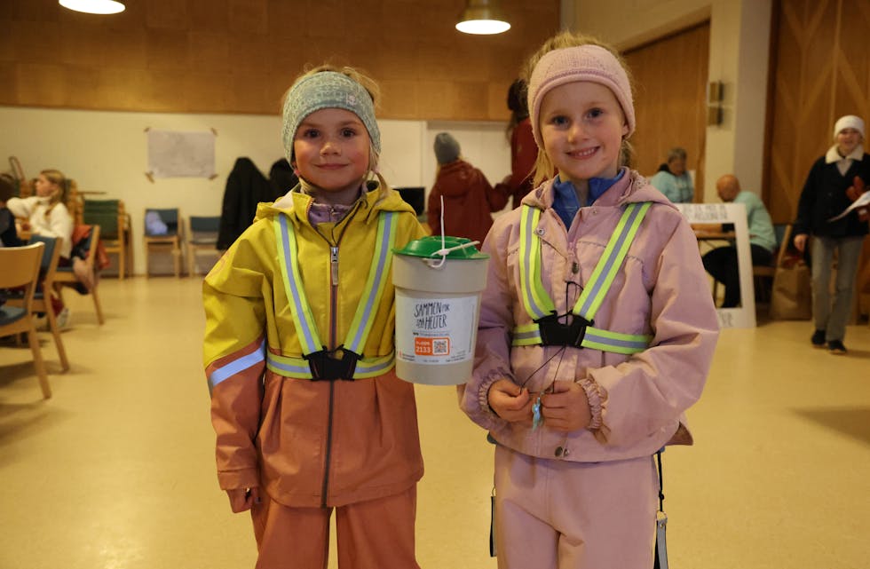 UNGE OG IVRIGE: Viola (t.v.) og Mari stilte opp for andre på søndag og sørget for at det kom penger på bøssa!