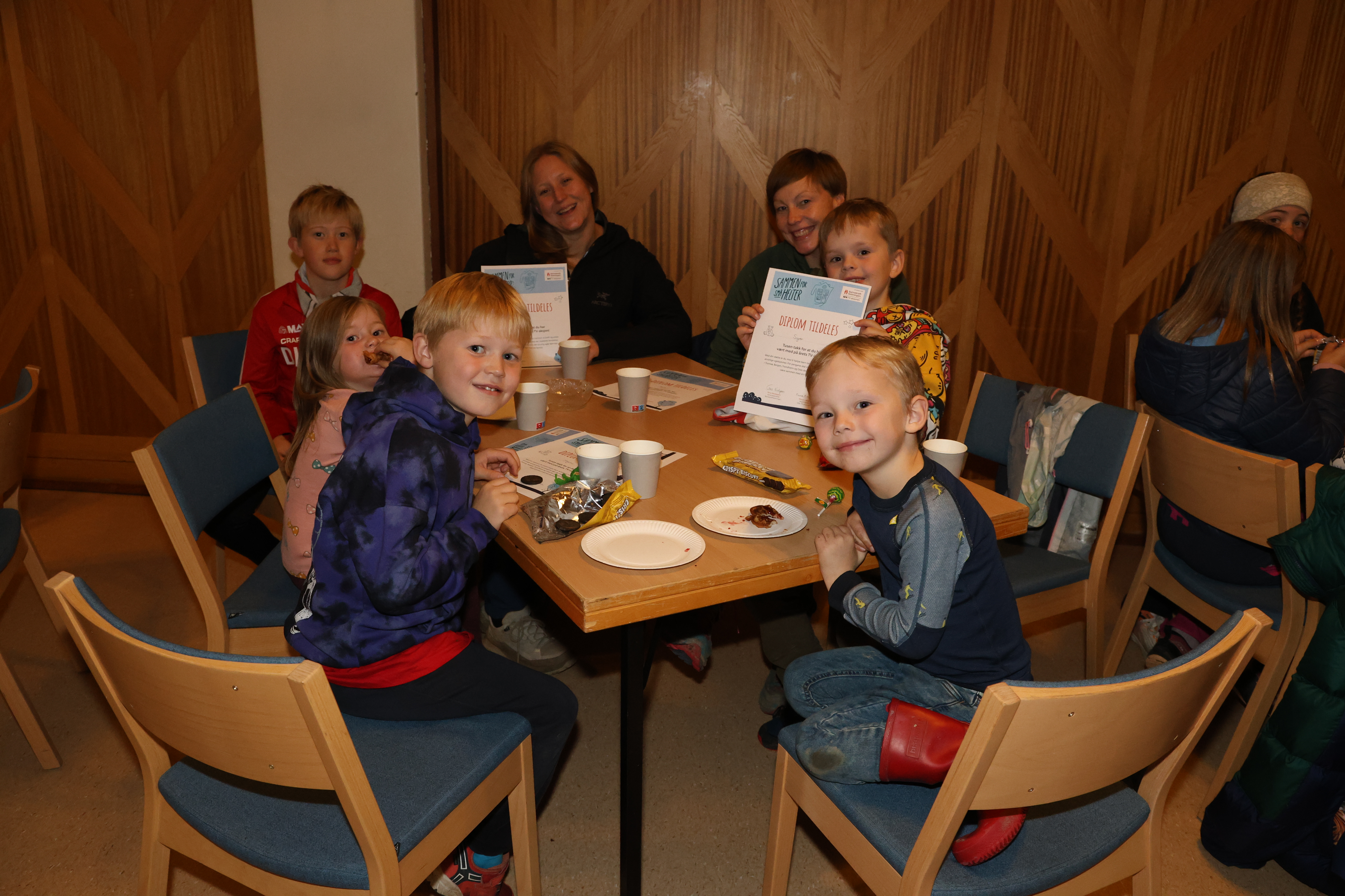 TAKK FOR HJELPEN: Denne gjengen har gått sine runder ferdig, og feirer med mat og kake i Tonsen kirke.