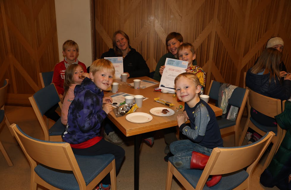 TAKK FOR HJELPEN: Denne gjengen har gått sine runder ferdig, og feirer med mat og kake i Tonsen kirke.