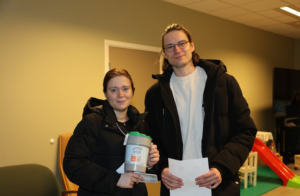 ÅRETS VIKTIGSTE TUR: Michelle (t.v.) og David er klare for å gå på tur med bøssa.