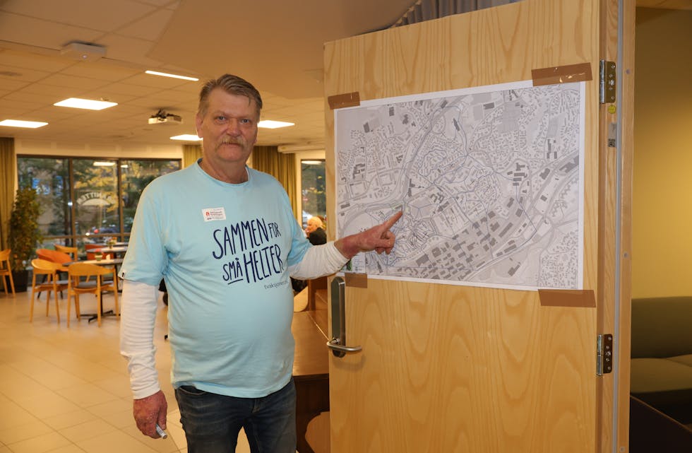 GOD OVERSIKT: Knut Heideman peker på Grorudhuset på kartet de har hengt opp. Det er fort gjort å miste oversikten.