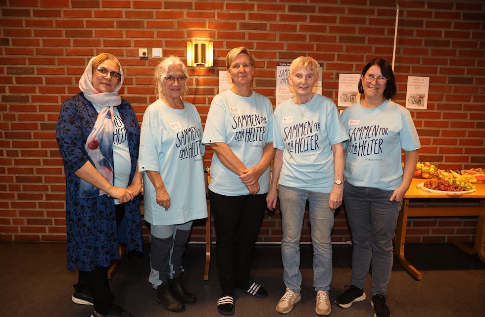 KLARE MED BELØNNINGEN: Etter endt tur med bøssa skal man selvsagt få belønning. Her har Fouzia (f.v.), Rebekka, Hilde, Eva og Heidi stått på og sørget for at deilig mat står klar i Ellingsrud kirke.