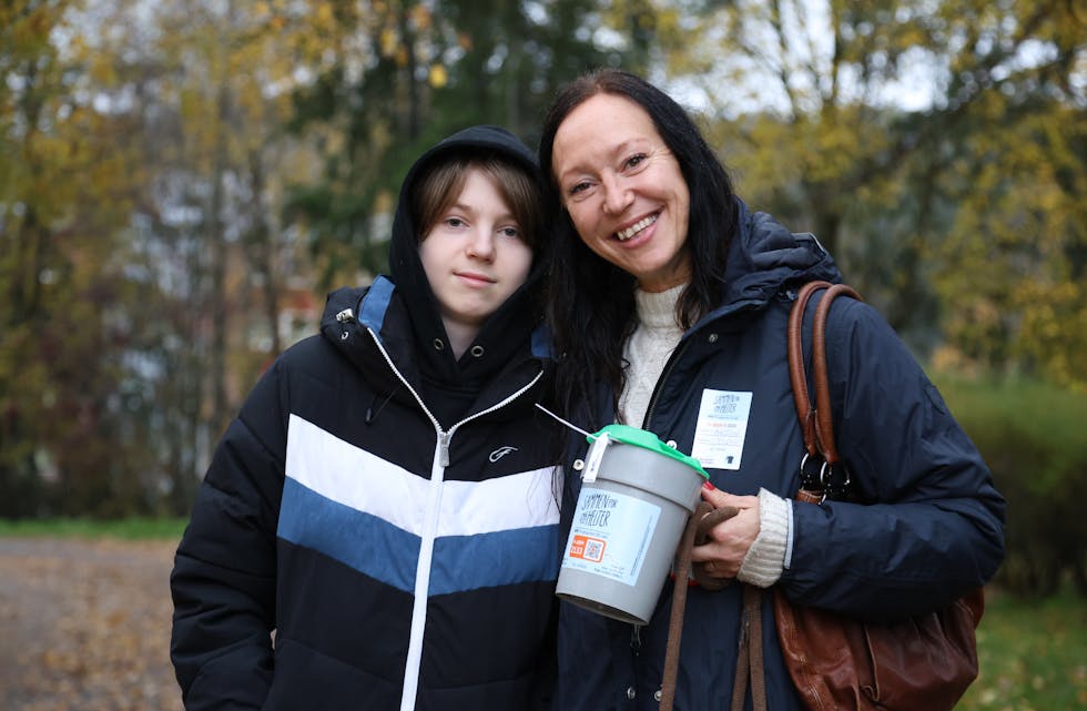 PÅ VEI: Matho (t.v.) og Karoline gikk innom Pioneerstien 8, 10 og 12 på vei tilbake til Ellingsrud kirke.