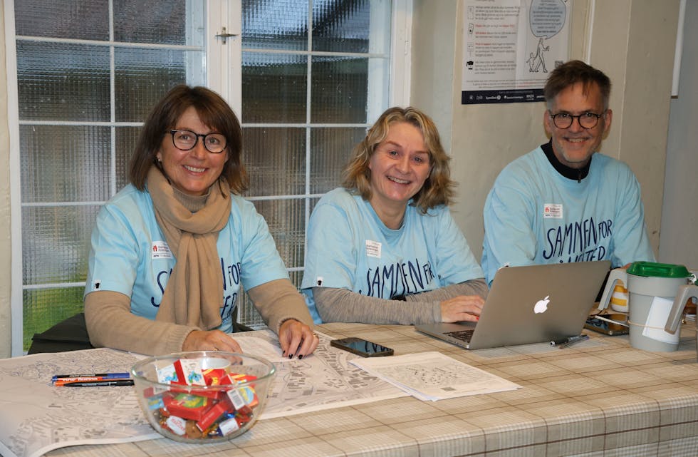 GODT FORNØYDE: Komiteen på Tveten gård, med Ida Kvalvåg (f.v.), Mari Bein Faaberg og Espen Koren, kan feire at det ble en godt gjennomført TV-aksjon også i år.