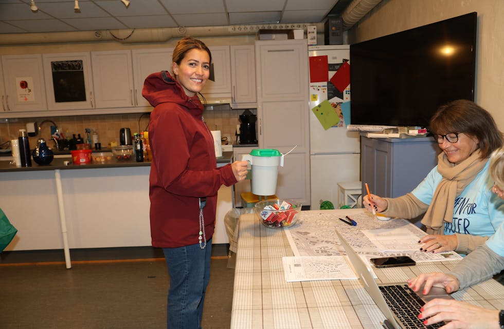VEL BLÅST: Ahlam Bazzak leverer tilbake bøssa til komiteen på Tveten gård.