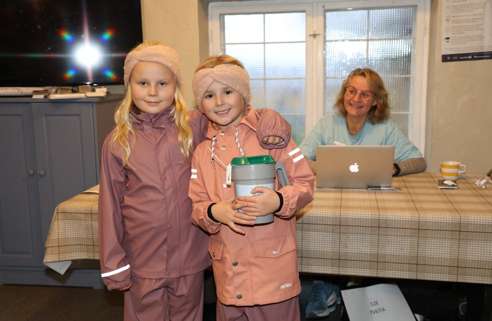 GIKK MED MAMMA: Nelli (t.v.) og Nora gikk som bøssebærere sammen med mamma. Her puster de ut på Tveten gård.