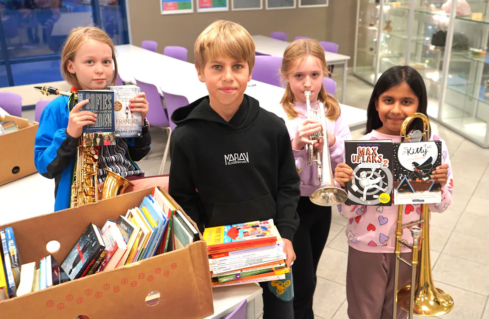 BOKMARKED: Frida Sverresdottir Larne, Jakob Gran Martinsen, Sunniva Straith Bay og Amelia Ilyas er klare for nytt bokmarked. (Foto: Gina Aakre)