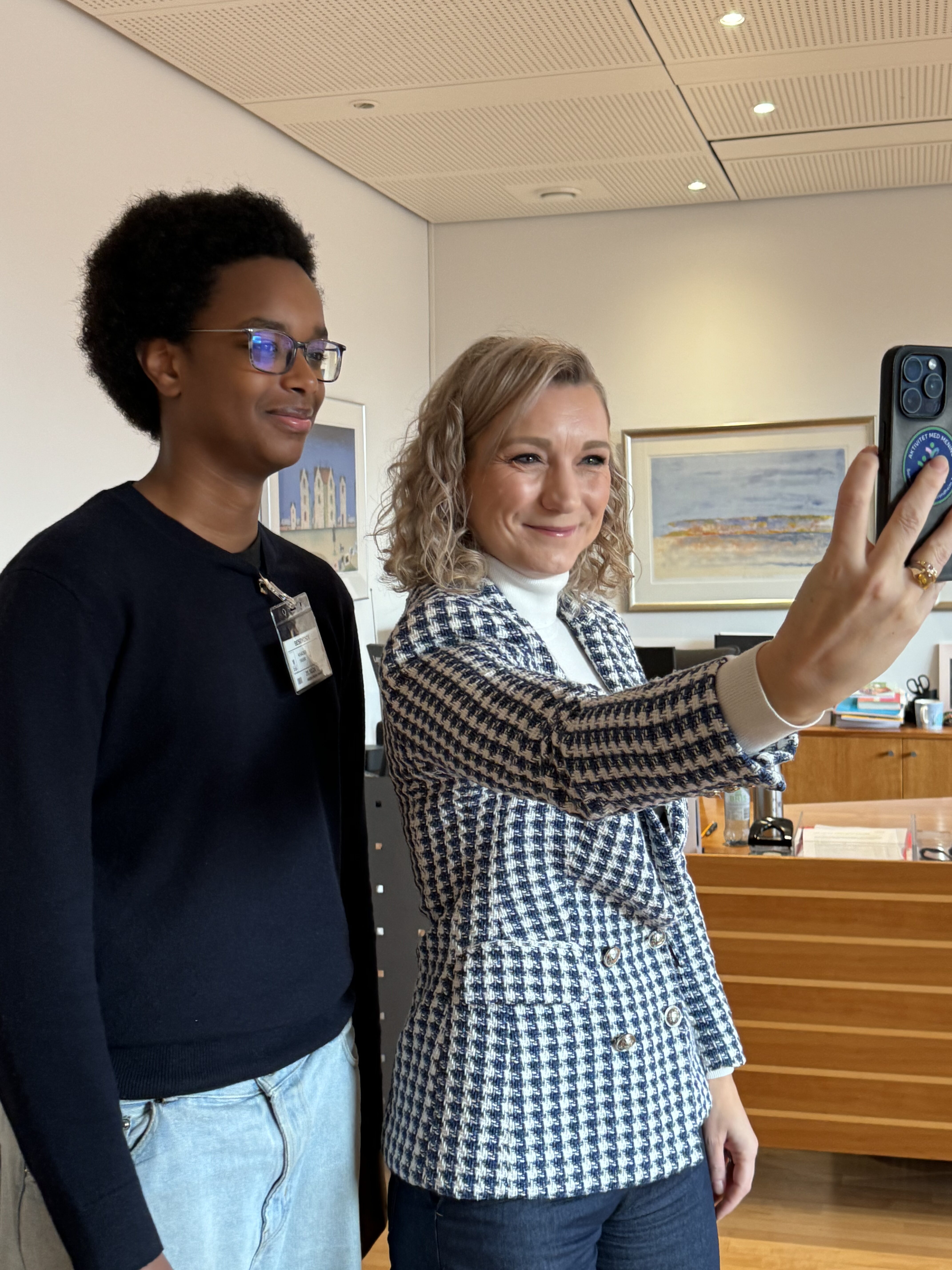 SELFIE MED STATSRÅDEN: Yasir Khader (t.v.) og statsråd Karianne Oldernes Tung (Ap) tar en liten selfie sammen på starten av dagen.