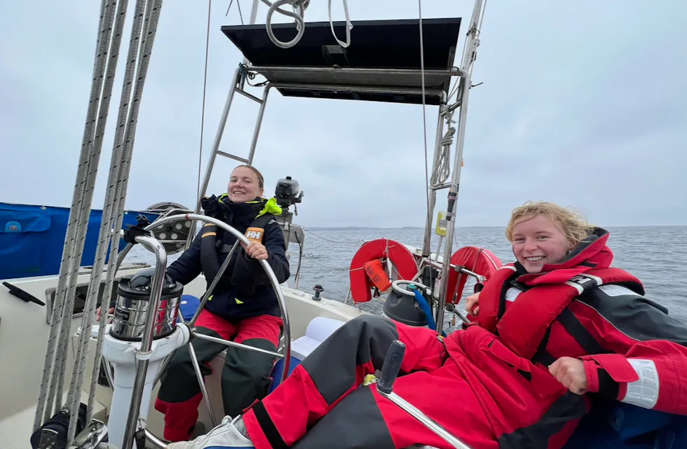 STARTEN PÅ ET EVENTYR: Amalie og venninnegjengen gjør seg klare til å forlate trygg grunn og begi seg ut på sitt livs reise – et år på det åpne hav. Her med Amalie Sundnes Harjo fra Tonsenhagen ved roret.