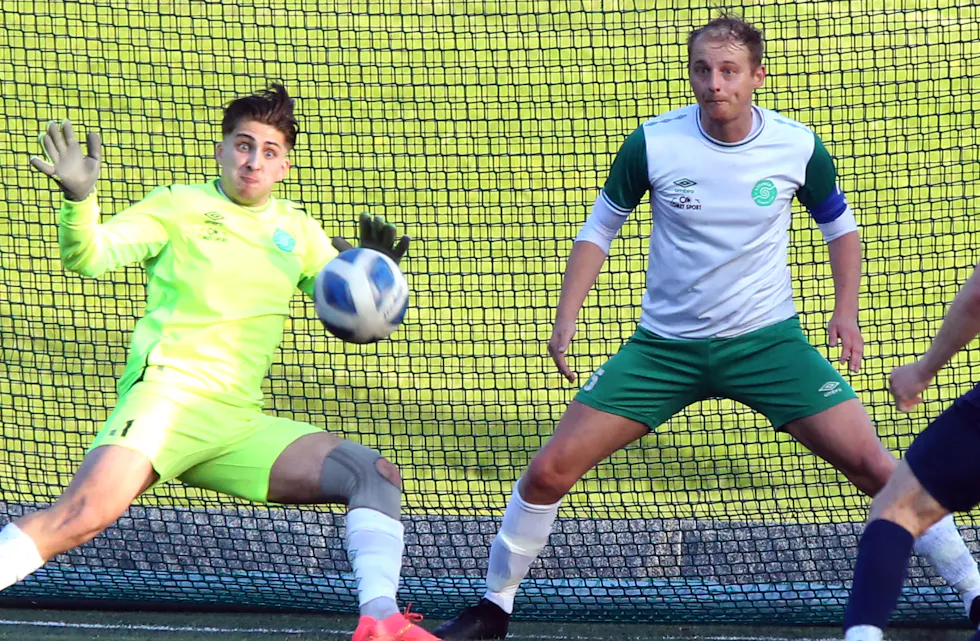 FORNYET KONTRAKTEN: Stovner SK og kaptein Kasper Rogstad Amdal vant stort og spiller i 4. divisjon også neste år. Tre andre groruddalslag var også i aksjon (Foto: Rolf E. Wulff).