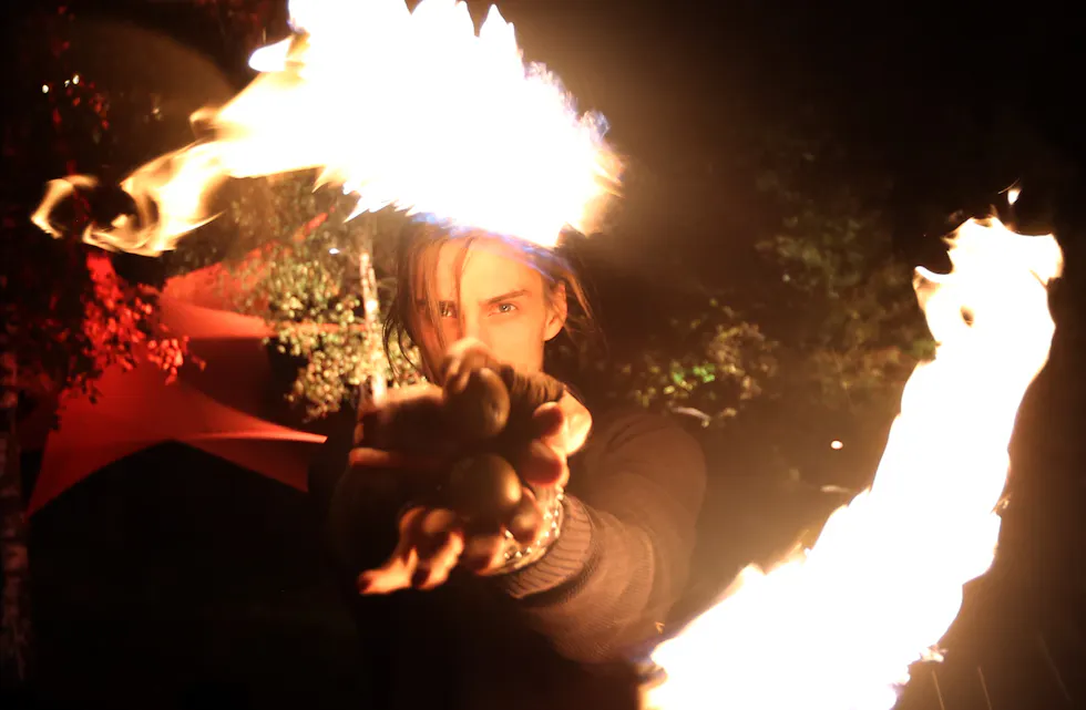 ILDFULL FREMFØRELSE: En flammende sjonglør viste sine ferdigheter på Hølaløkka - et passende innslag under en lysvandringskveld langs Alnaelva. (Foto: Rolf E. Wulff).