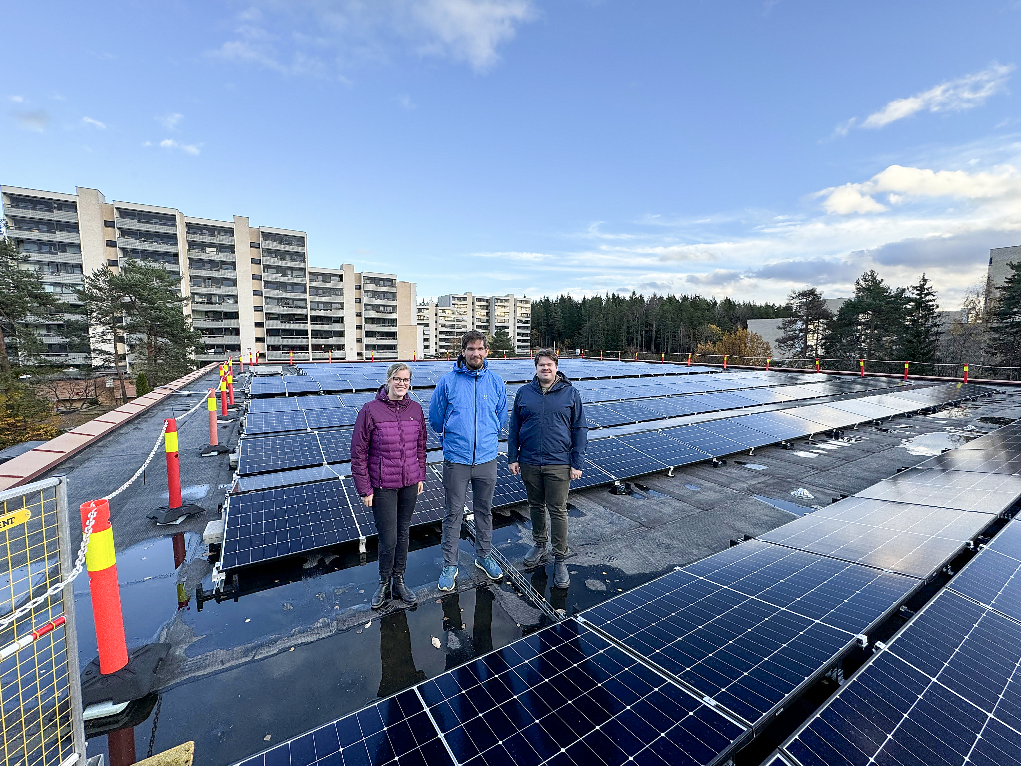 ET AV FÅ: Ravnkollen borettslag tilhører en forholdsvis liten gruppe borettslag som har investert i solcelleanlegg i Oslo. Selv er de strålende fornøyd med den grønne satsingen, og inviterte til feiring med boller og brus. Her fra det ene anlegget med Carina Hiorth, Thomas Holmesland og Håkon Stamgård i Enny.  