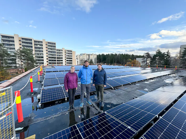 ET AV FÅ: Ravnkollen borettslag tilhører en forholdsvis liten gruppe borettslag som har investert i solcelleanlegg i Oslo. Selv er de strålende fornøyd med den grønne satsingen, og inviterte til feiring med boller og brus. Her fra det ene anlegget med Carina Hiorth, Thomas Holmesland og Håkon Stamgård i Enny.