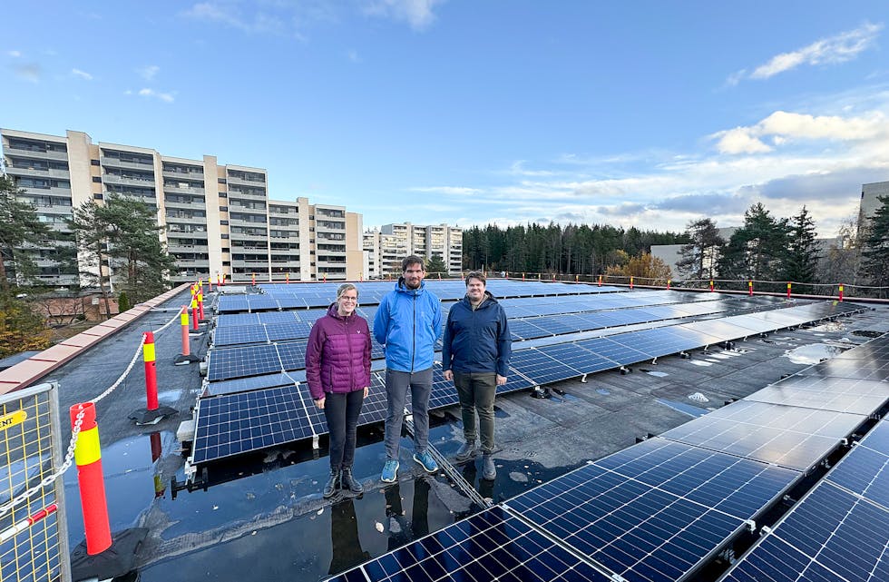 ET AV FÅ: Ravnkollen borettslag tilhører en forholdsvis liten gruppe borettslag som har investert i solcelleanlegg i Oslo. Selv er de strålende fornøyd med den grønne satsingen, og inviterte til feiring med boller og brus. Her fra det ene anlegget med Carina Hiorth, Thomas Holmesland og Håkon Stamgård i Enny.