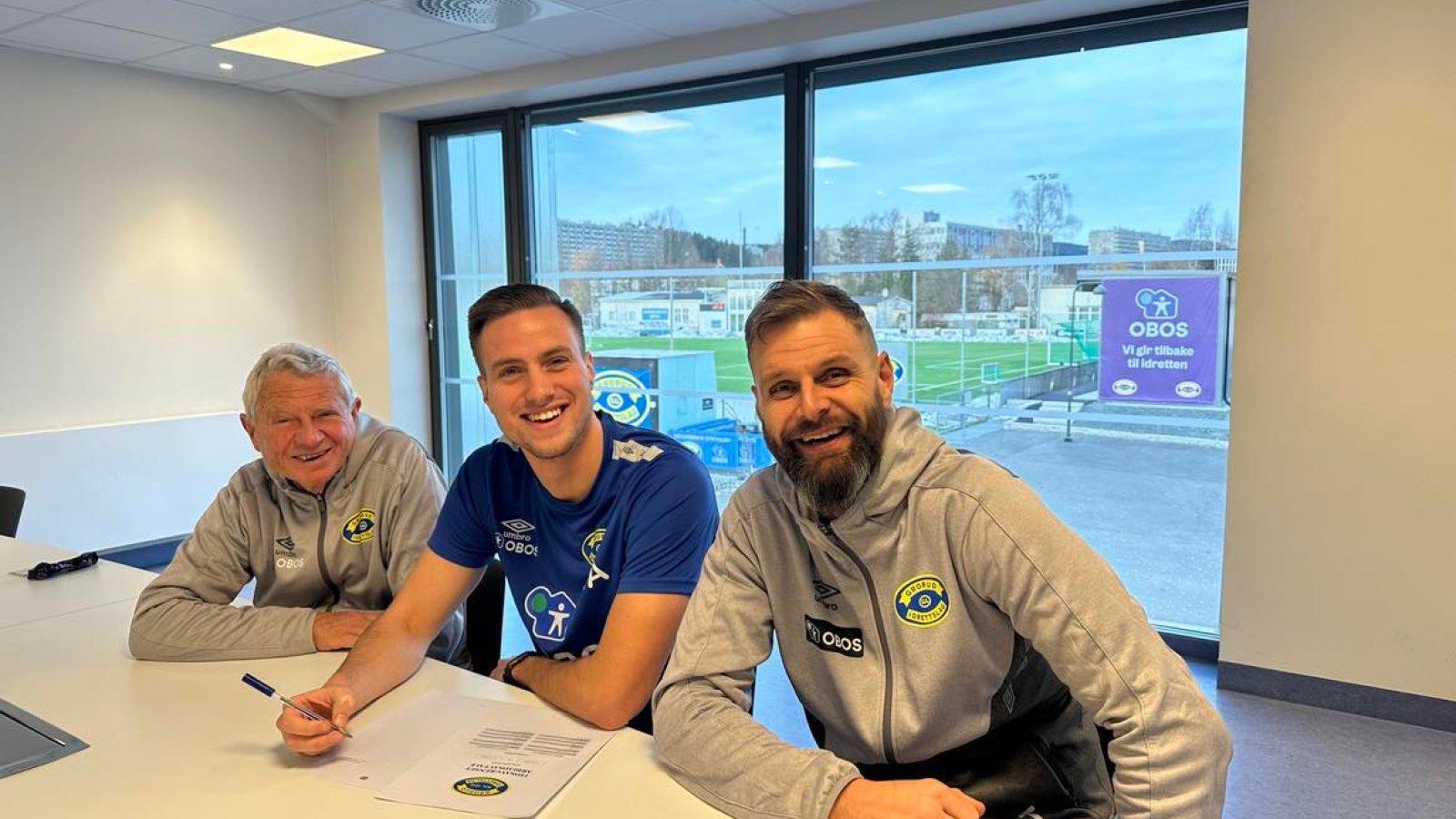 VENDER «HJEM»: Mats Thyli (t.h) vender tilbake til røttene på Toten for å lede Raufoss Fotball, en klubb han omtaler som sin «bestevenn» fra barne- og ungdomsårene. Her med styreleder Richard Pedersen (f.v) og A-lagstrener, Andreas Alrek, da sistnevnte signerte ny treårskontrakt med klubben i november i fjor.