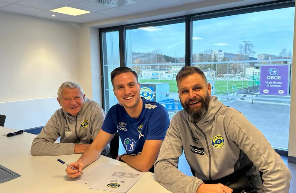 VENDER «HJEM»: Mats Thyli (t.h) vender tilbake til røttene på Toten for å lede Raufoss Fotball, en klubb han omtaler som sin «bestevenn» fra barne- og ungdomsårene. Her med styreleder Richard Pedersen (f.v) og A-lagstrener, Andreas Alrek, da sistnevnte signerte ny treårskontrakt med klubben i november i fjor.