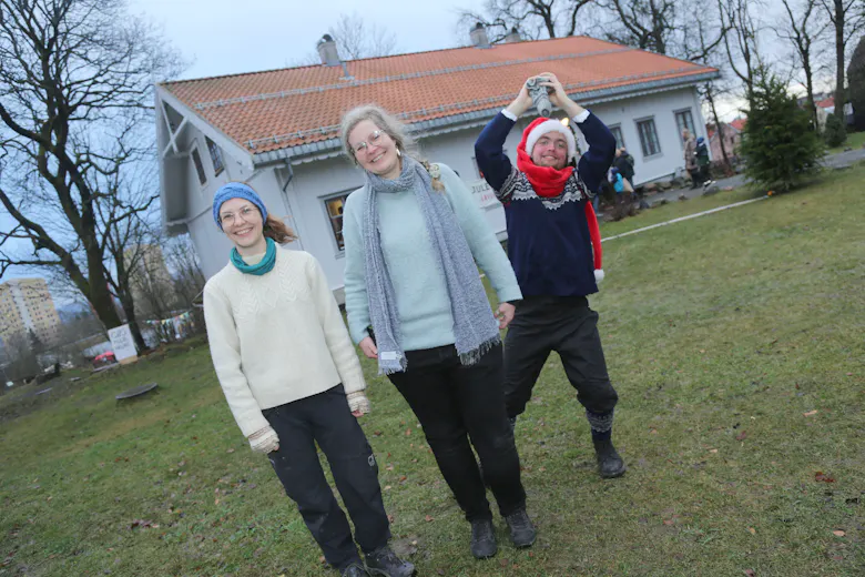 Maria Eikefet og Helen Svensson er storfornøyde med første dag av julemarkedet.