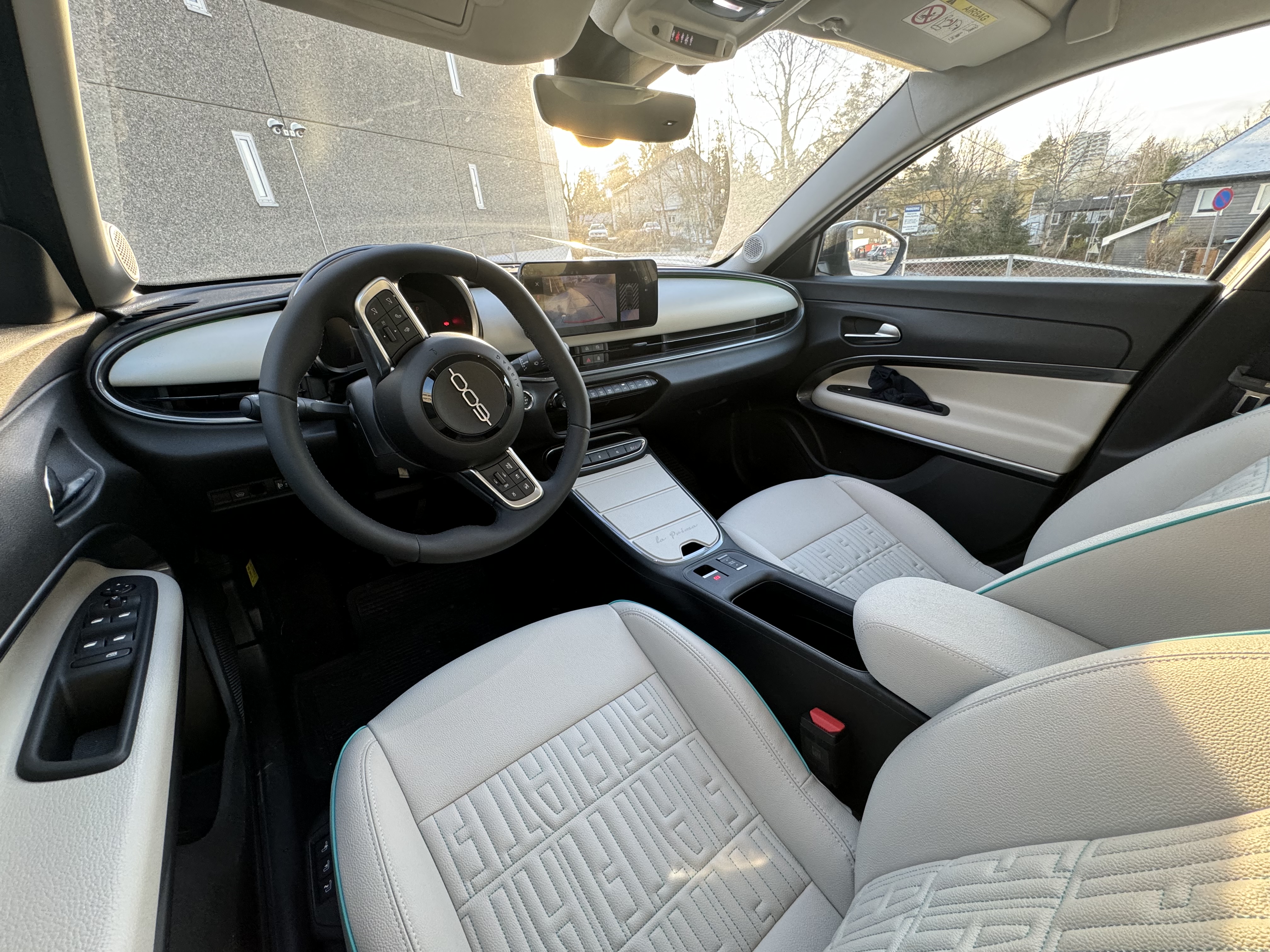 STILIG: Interiøret er fint, og det er praktiske løsninger foran i bilen.