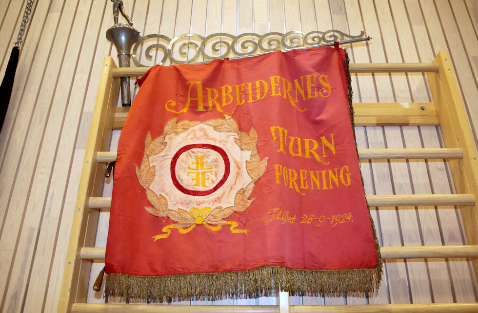 FØRSTE FANE: Klubben har tatt vare på sin historie, og den aller første fanen er selvfølgelig et viktig klenodium i klubben som fikk navnet Arbeidernes Turnforening da den ble stiftet i 1924.