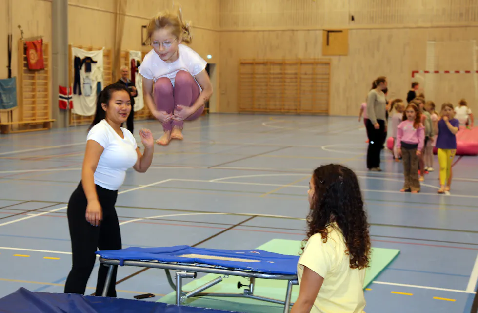 LUFTIG SVEV: Det ble oppvisning fra de yngste medlemmene i klubben som kan kunsten å hoppe og sveve høyt.