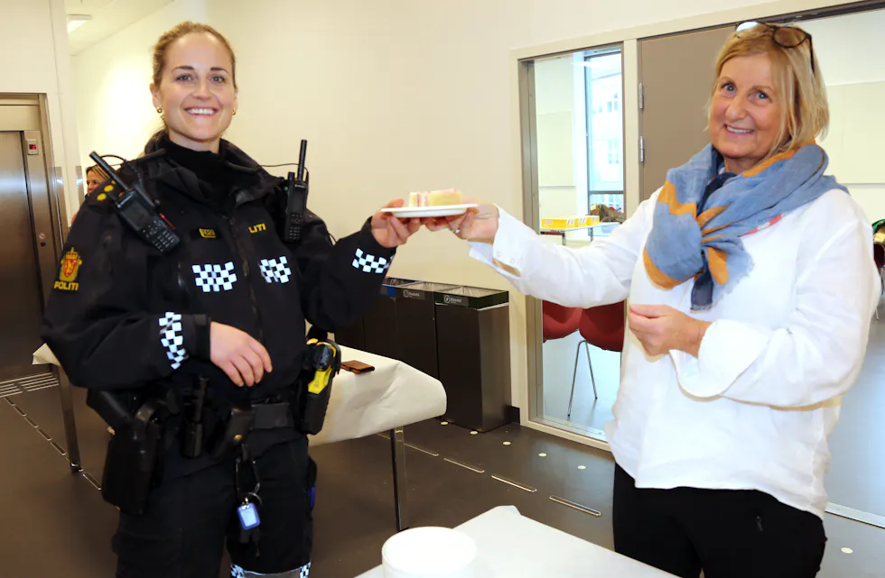KAKEGLAD POLITI: Hanna fra Manglerud Politistasjon stakk innom Årvoll flerbrukshall og fikk kake av leder Jorun.