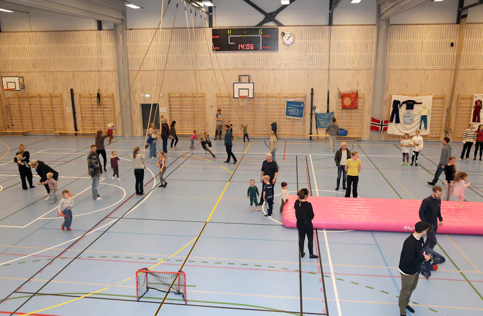 INNTOK HALLEN: Arrangementet ble avsluttet med åpen hall hvor man kunne bli med på mange aktiviteter.