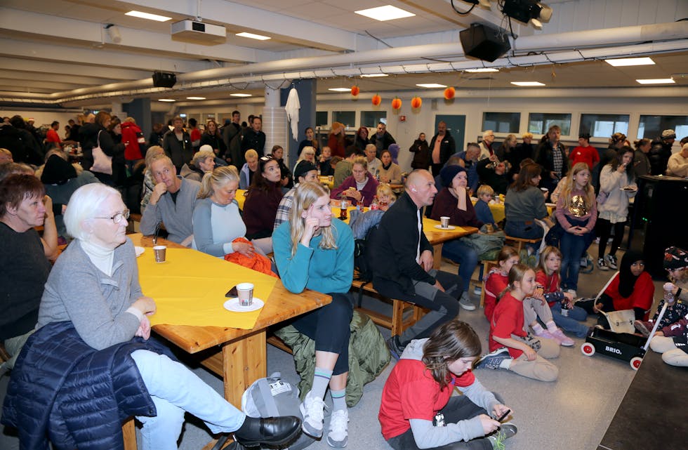 STOR INTERESSE: Loppemarkedauksjonen på Årvoll samler alltid mange mennesker som er på jakt etter å gjøre et kupp.