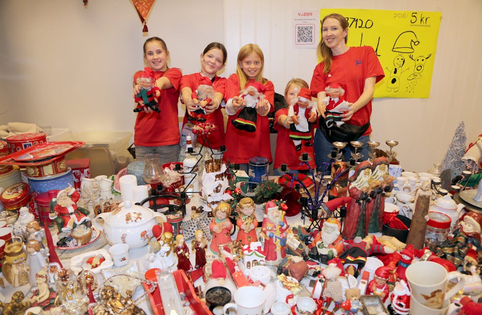 LEGENDARISK JULEBORD: Intet loppemarked har et større utvalg av julesaker enn det du finner på Årvoll skole. Sofie (11) (f v), Isabella (11), Alma (11) og Sara (8) fra korpset hjalp godt til med salget sammen med Andrea Kvamme Hagen.