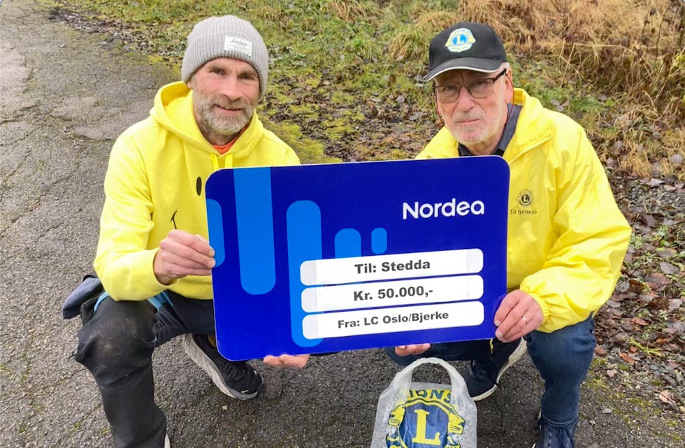 STØTTER AKTIVITETENE: Claus Kvasnes (t.v.), leder av fritidsklubben Stedda på Rødtvet, mottok 50.000 kroner fra Lions Club Oslo/Bjerke, ved klubbens president Ivar Tollefsrud.