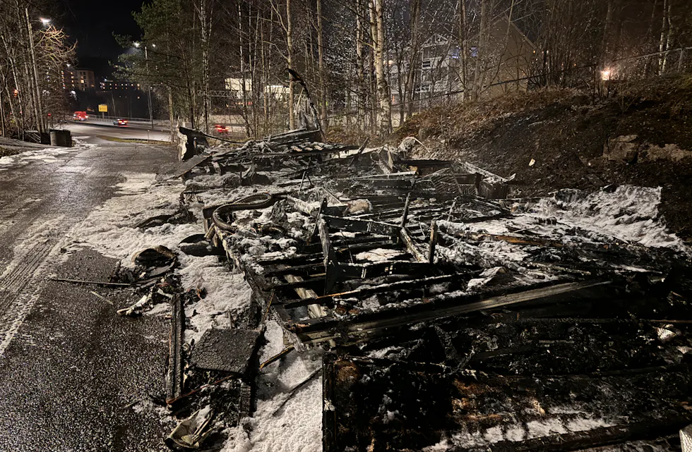 Onsdag kveld var det hele over, brannen i campingvogna var slukket og skummet lå igjen etter at brannvesenet hadde forlatt åstedet. Bare forkullede rester av vogna var å se.