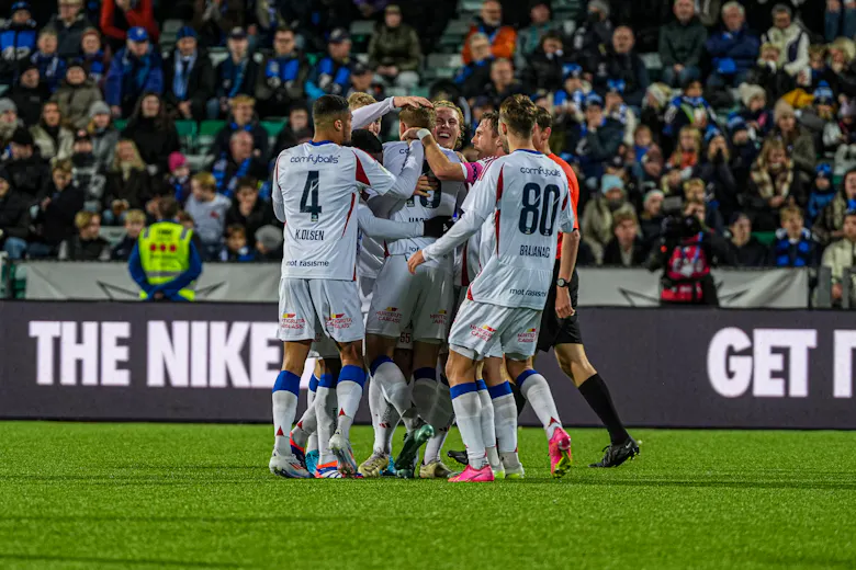 ÅRETS MÅL?: Elias Hagen satte muligens årets mål mot Stabæk i oktober, og feirer her med lagkameratene etter skåringen.