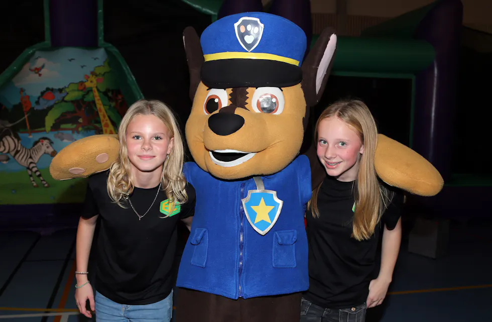 VIKTIGE LIVVAKTER: Siden personen inne i Chasekostymet ikke kunne se, måtte Sofia (12) (t v) og Ida (12) trå til som livvakter og «førerhunder» for kvelden.