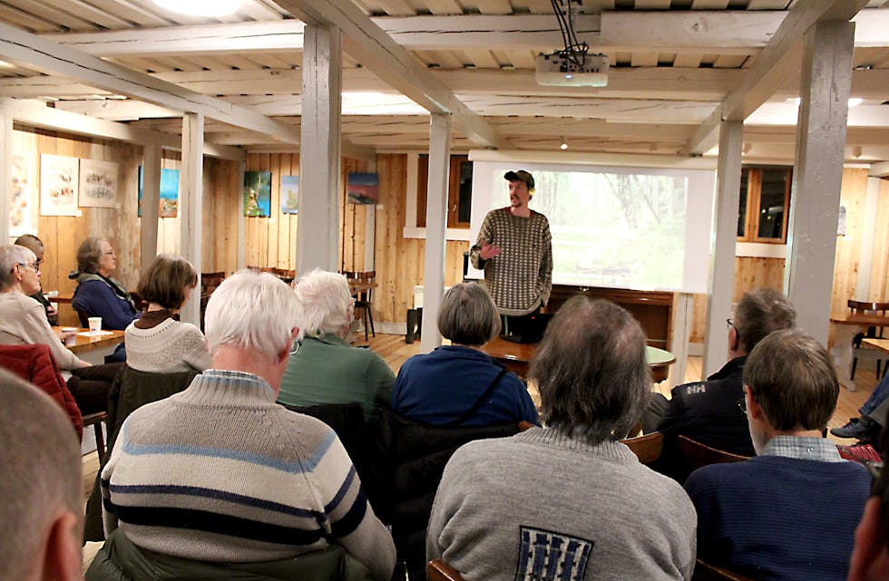 FOREDRAG: Feltbiolog og naturveileder i Naturvernforbundet, Erik Kagge, holdtforedrag på Årvoll gård. (Foto: Bjørn Edvard Engstrøm.)