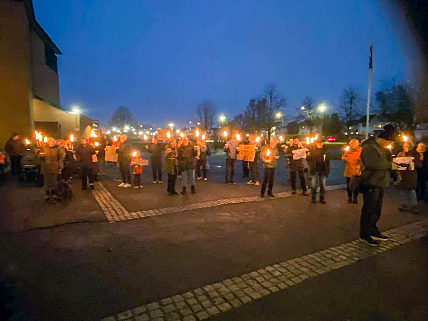 STORT OPPMØTE: Rundt 70 personer stilte opp for å vise sin misnøye til planene om skytebane.