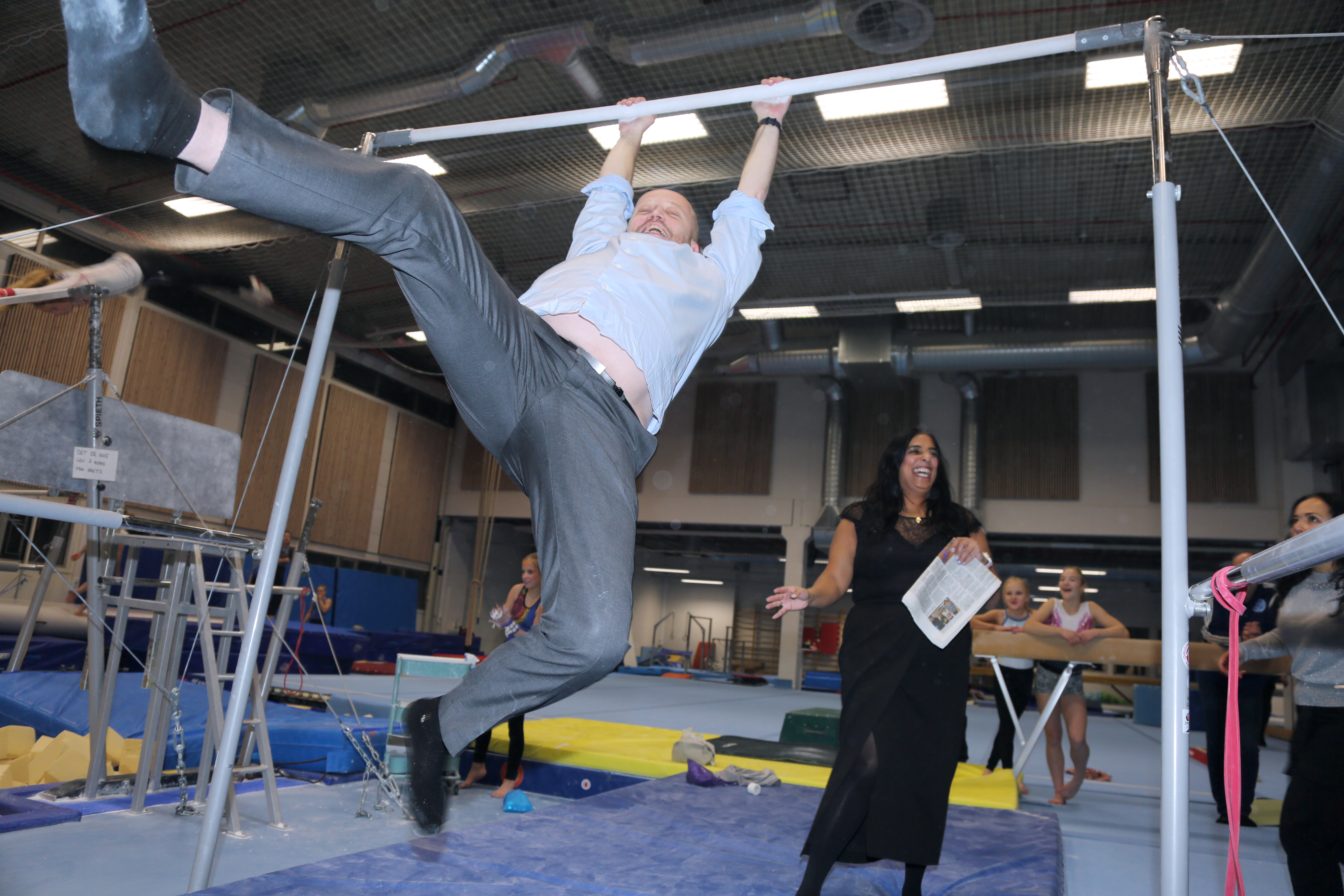 HØYTHENGENDE FINANSMINISTER Trygve Slagsvold Vedum blir dyttet i gang av kulturminister Lubna Jaffery. Noen kunstner i svingstang er han ikke - men god til å dele ut penger.