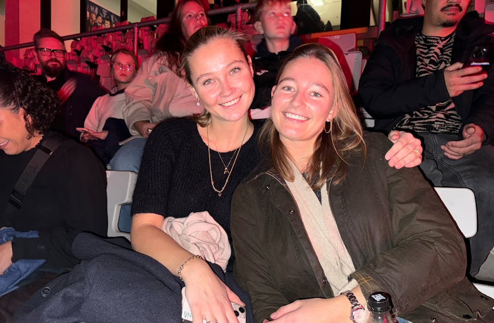 Annika Nordklev (t.v) fra Zuccarellostiftelsen hadde med seg sin søster, Maren Nordklev, på konserten.