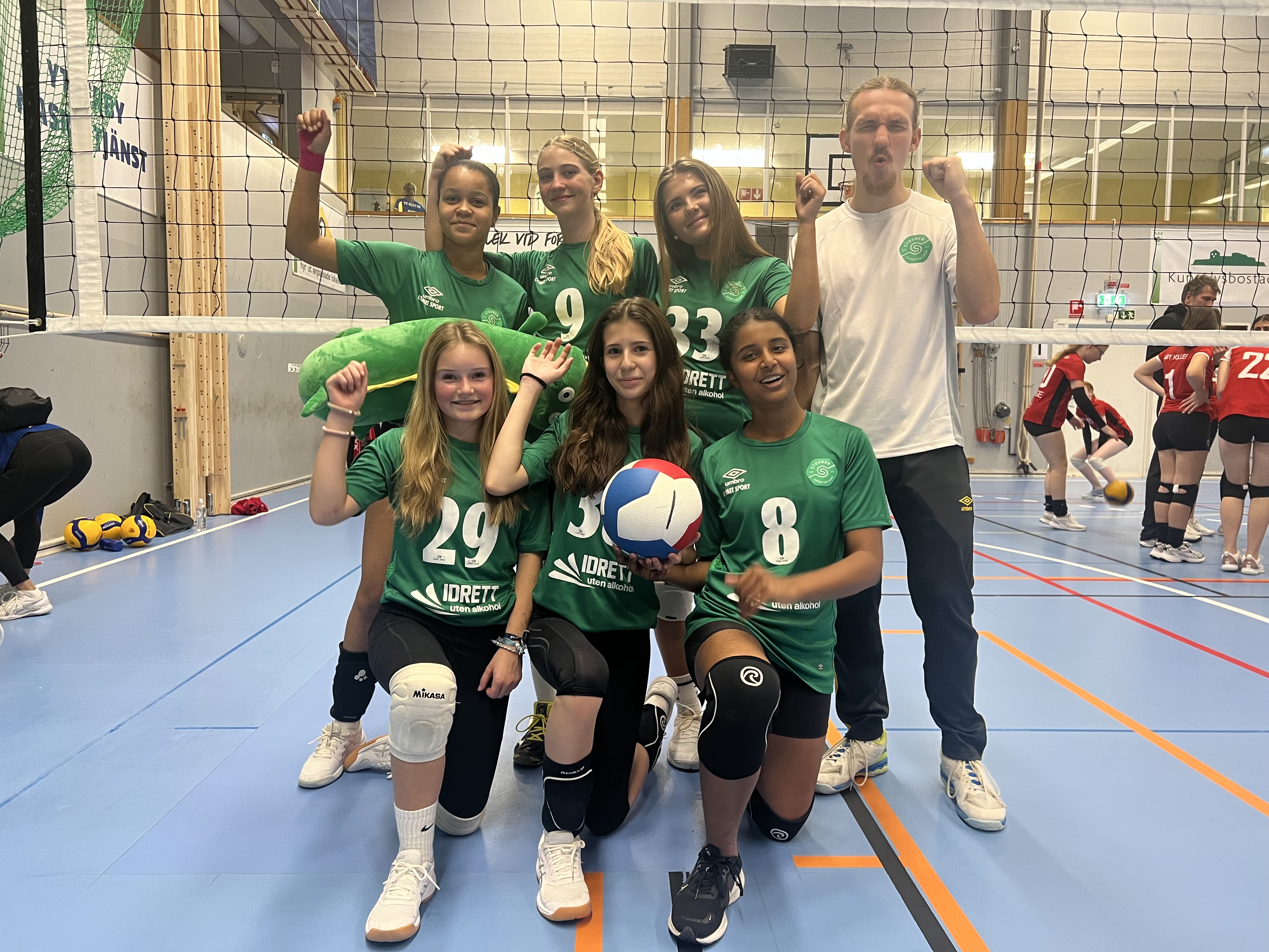J16 imponerte også stort, men måtte seg seg tapt i bronsefinalen. Bak fra venstre: Akweley Gkover, Victoria Thorenfeldt Walstad, Helena Hoel Bidtnes. Trener/lagleder: Kacper Danecki.